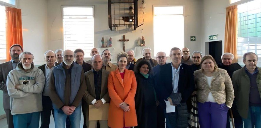 La foto del polémico encuentro entre diputados libertarios y represores de la dictadura militar.