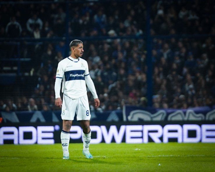 Yonatán Rodríguez vistiendo la camiseta de Gimnasia