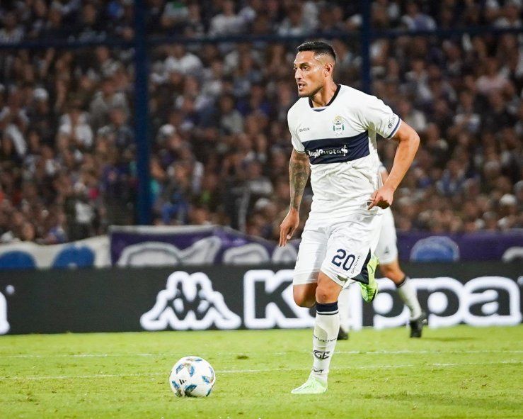 Yonathan Cabral en acción con la camiseta de Gimnasia. (Foto: prensa GELP)