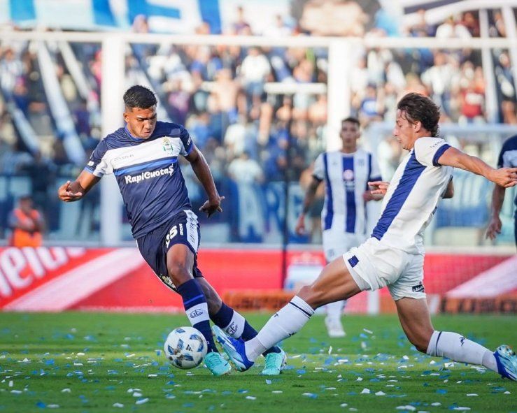 David Zalazar mediocampista de Gimnasia ante Talleres
