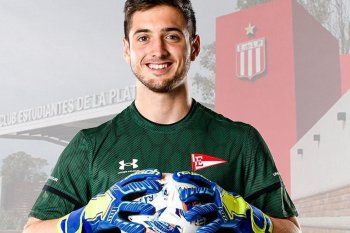 estudiantes busca arquero mientras juan pablo zozaya debuto en primera: la tremenda doble tapada del juvenil