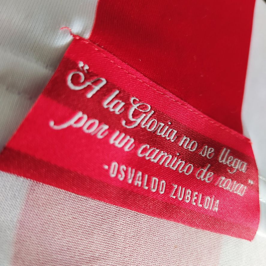 La camiseta de Estudiantes hecha por Under Armour con la frase de Osvaldo Zubeldía. La camiseta de Estudiantes hecha por Under Armour con la frase de Osvaldo Zubeldía.