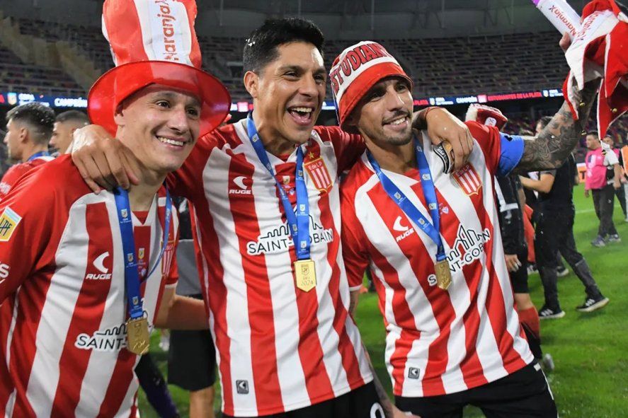 Fernando Zuqui en los festejos de Estudiantes por la Copa de la Liga.