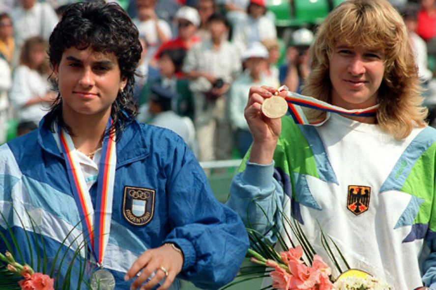 De Tokio 2020 a Seúl 88: Una joven Sabatini luce la plata junto a su amiga y rival histórica, Steffi Graf.