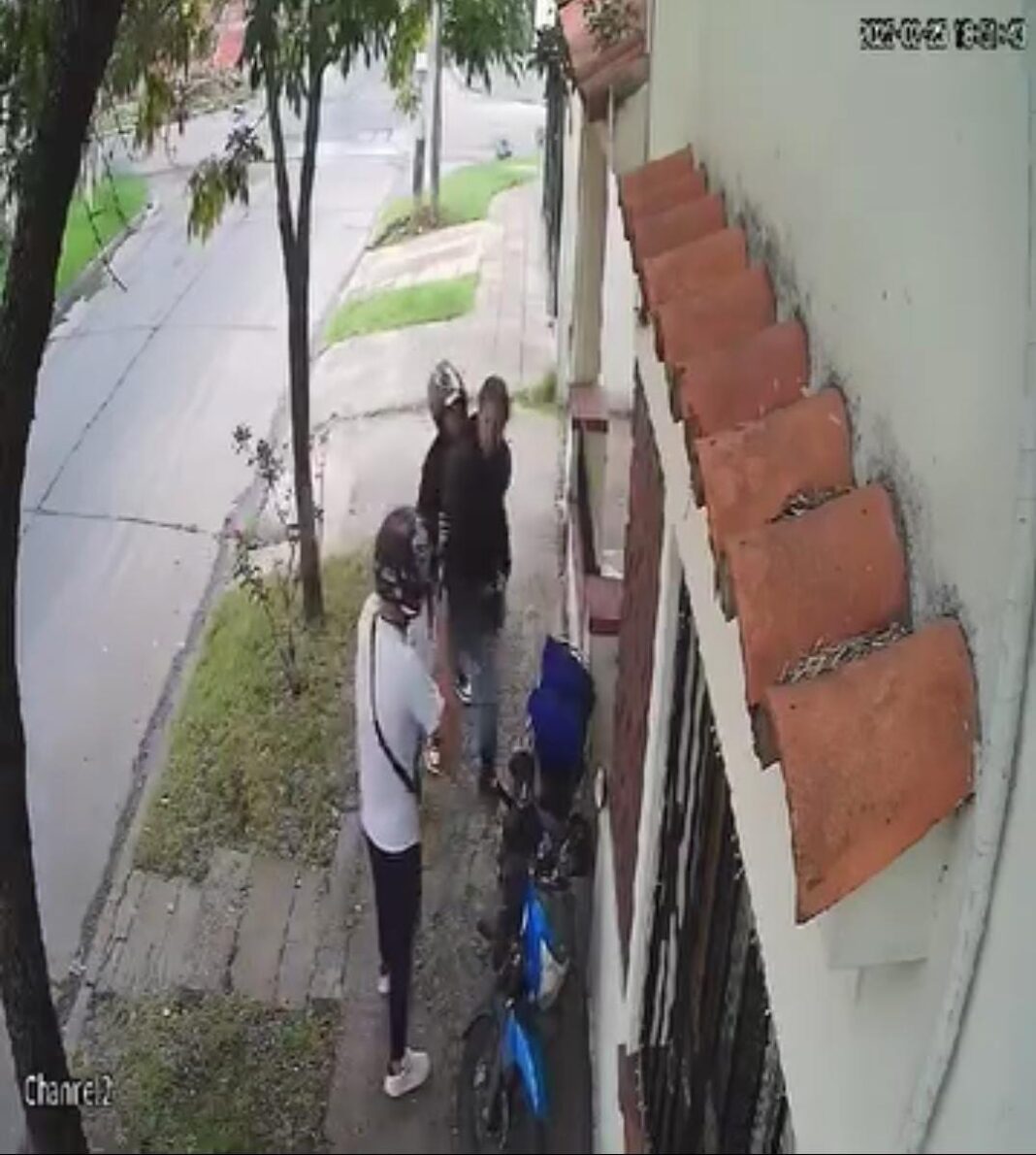El momento del ataque de motochorros en Villa Sarmiento