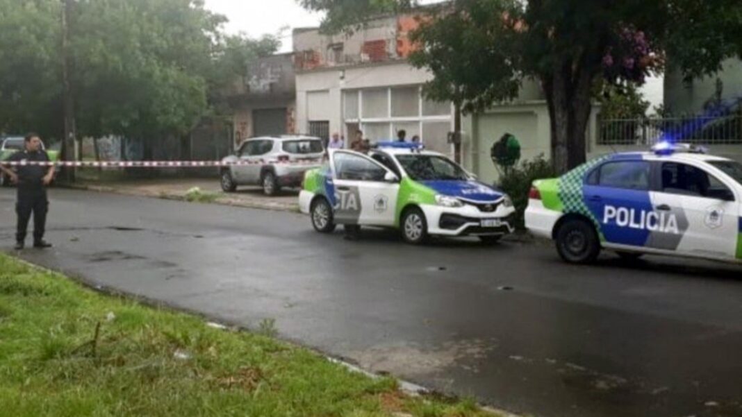 El robo fue en Ciudad Evita y el policía fue baleado en una pierna