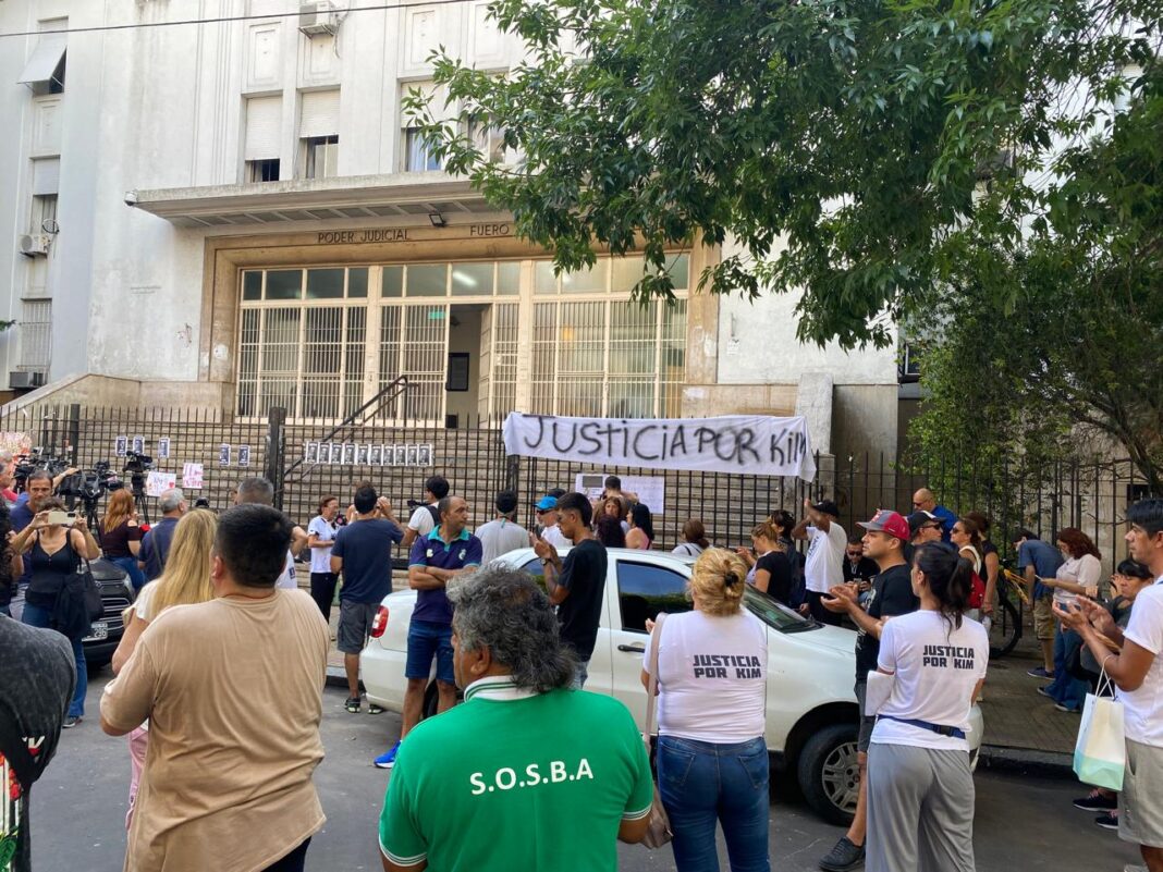 Allegados, familiares y vecinos de Kim, más la gente conmovida, en el reclamo