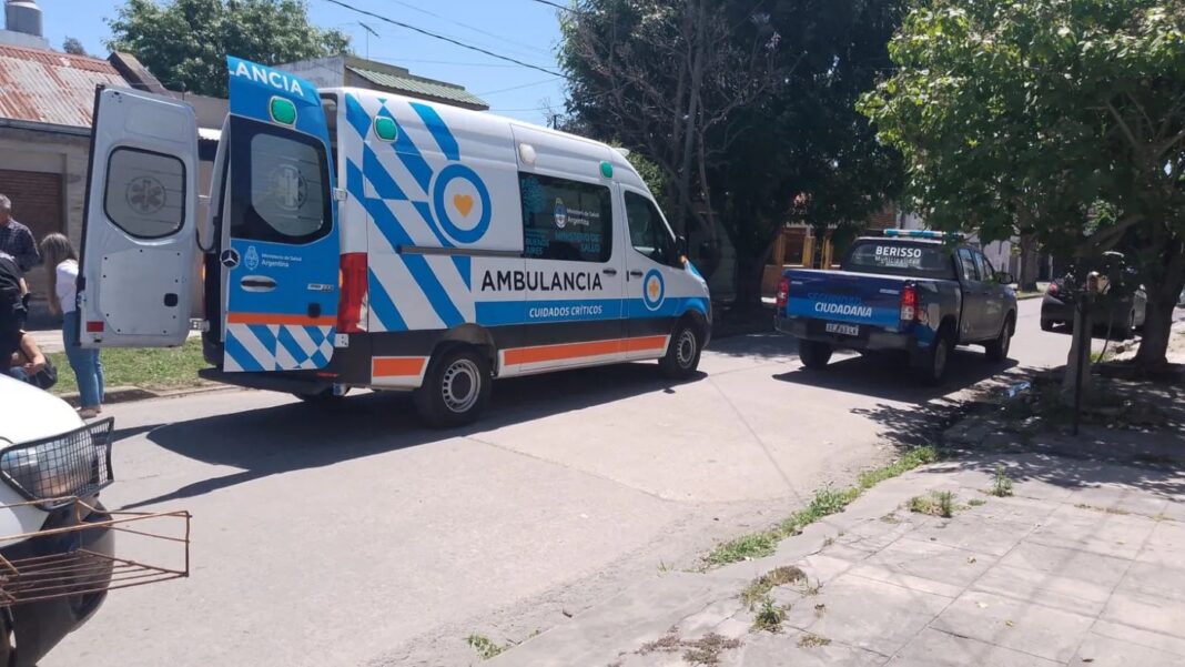 Una ambulancia acudió al lugar del incidente vial