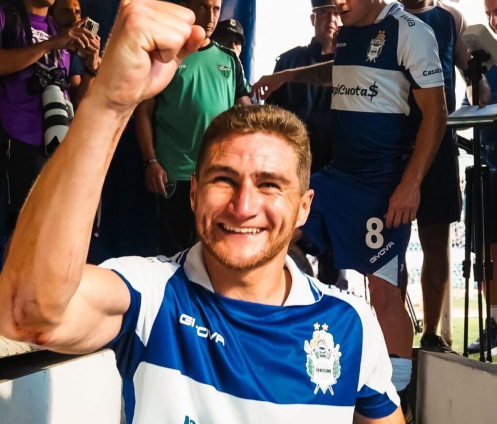 Pedro SIlva Torrejón celebrando la victoria de Gimnasia
