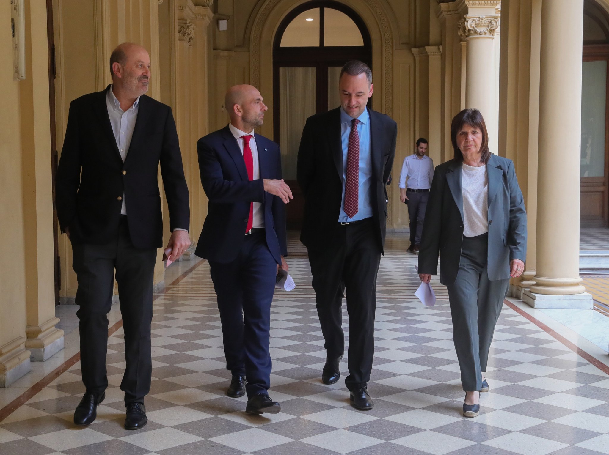 Javier Milei avanza con la "privatización total" de la primera empresa ...