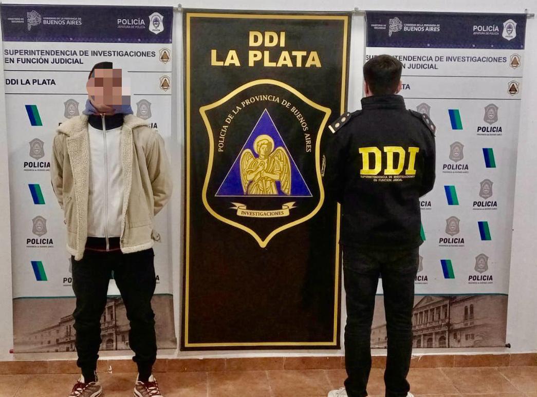 El hombre de 35 años se entregó en la DDI La Plata