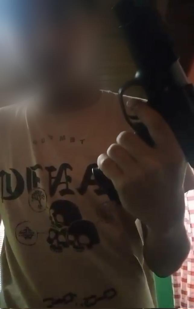 Un pibe manipuló un arma de fuego y se garbó para intimidar a alumnos