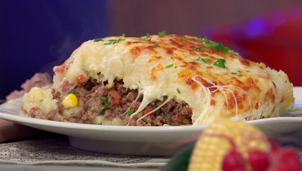 Porción de pastel de papas con carne, servido en plato.