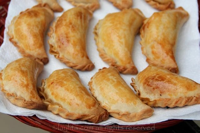 Varias empanadas caseras en una fuente compartida.