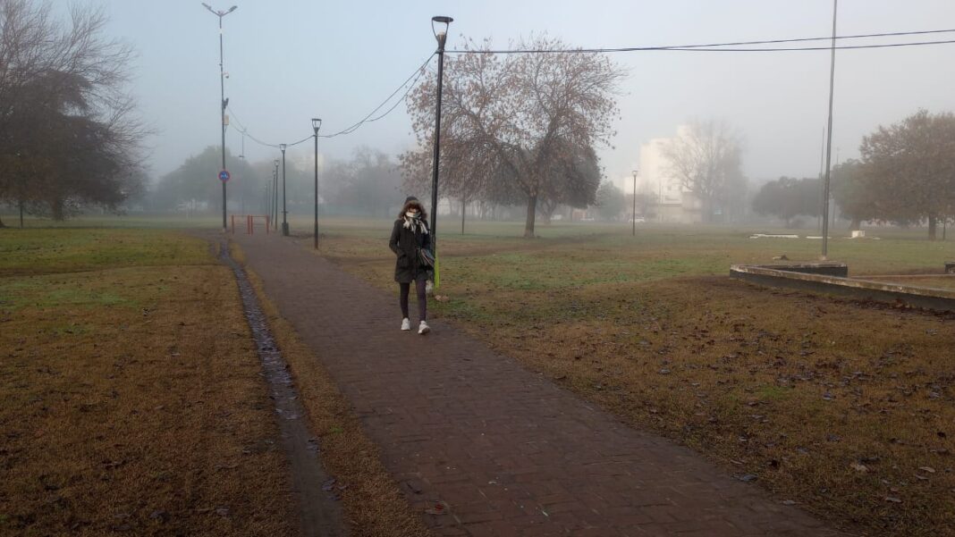 Amanecer con niebla y humedad en la ciudad de La Plata.