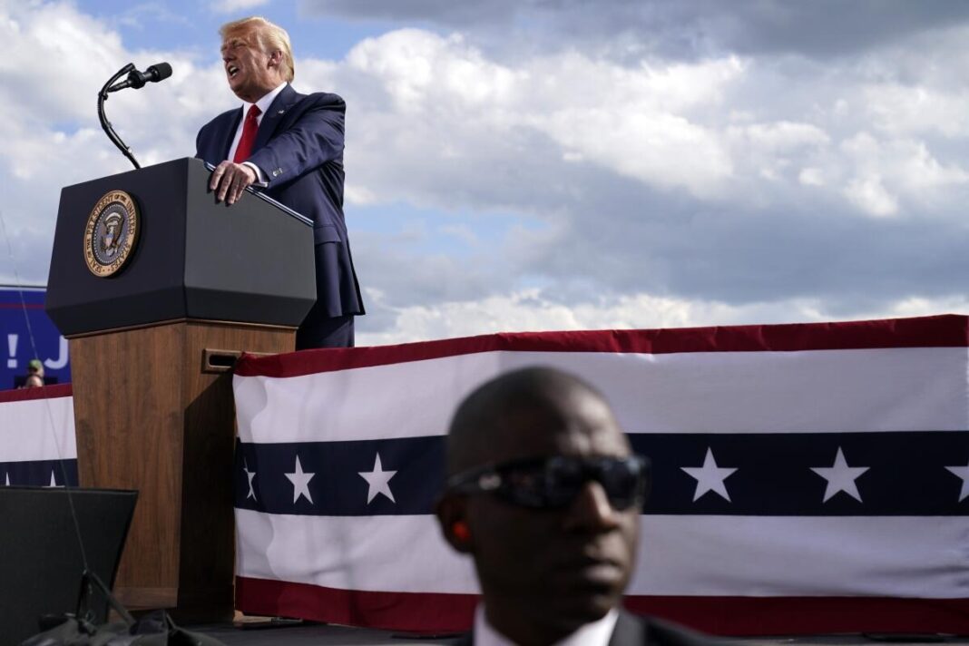 Foto de archivo de Donald Trump hablando en un acto oficial. Tras el reciente bombardeo a tres plantas nucleares iraníes, el expresidente de EE.UU. reactivó la preocupación por una escalada bélica global.