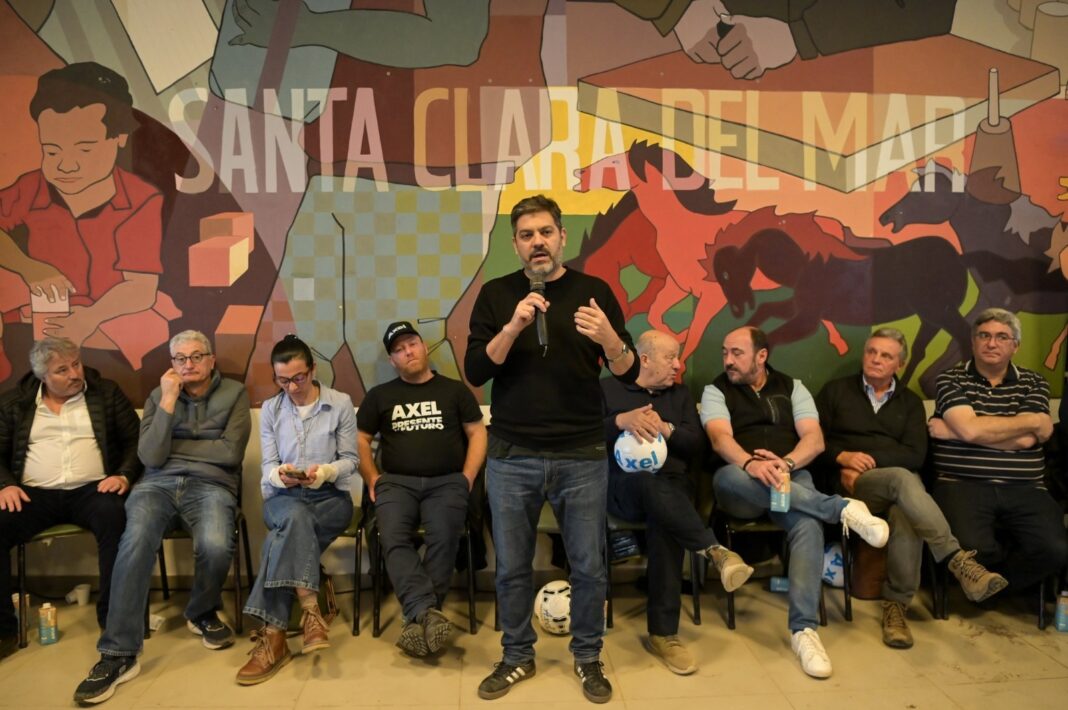 Carlos Bianco habla en el plenario del Movimiento de Futuro en Santa Clara del Mar, frente a mural y dirigentes peronistas