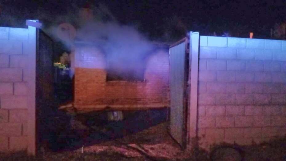 Casa humeante tras un incendio en Junín donde murieron tres niños