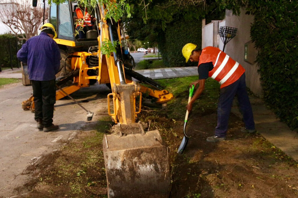 Excavadora y operarios trabajan en la readecuación hidráulica de calle 25 y 490 en Gonnet.