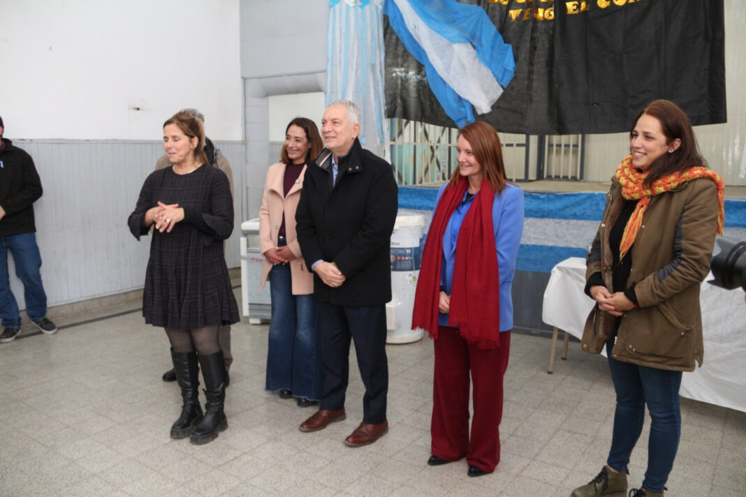 Julio Alak entrega equipamiento para el servicio alimentario escolar en La Plata, acompañado por funcionarias y directivos.