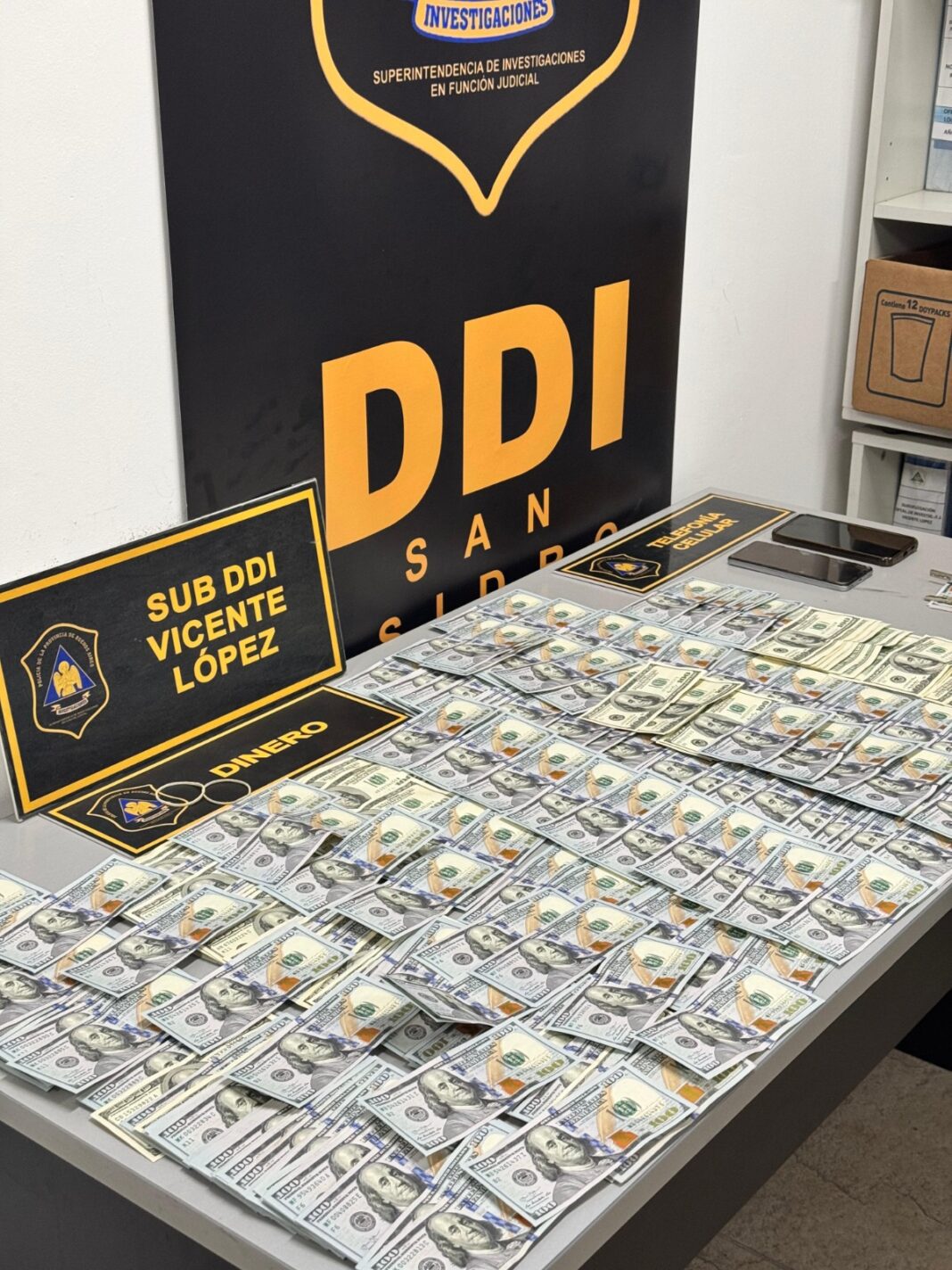 Los dólares secuestrados a los sospechosos en Vicente López