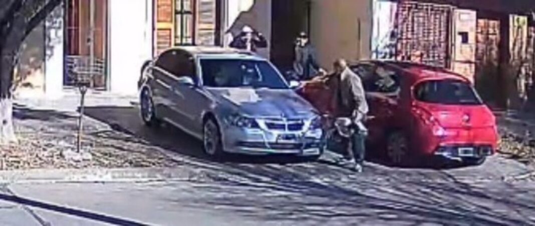 El jubilado en el momento que fue abordado por los delincuentes en Aldo Bonzi