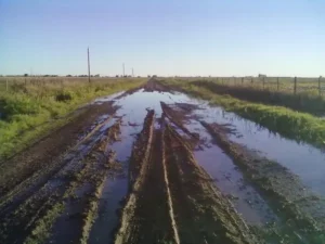 Tras la lluvia, volvió la preocupación por los caminos rurales y un municipio puso patrulleros para evitar la circulación