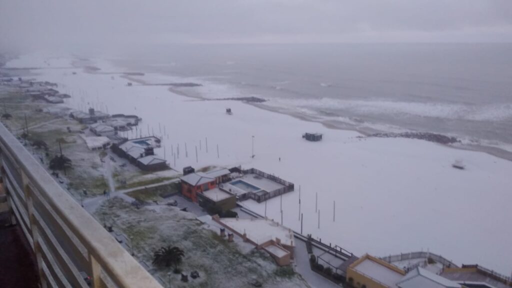 Playa de Miramar completamente cubierta por la nieve en medio de la ola polar.