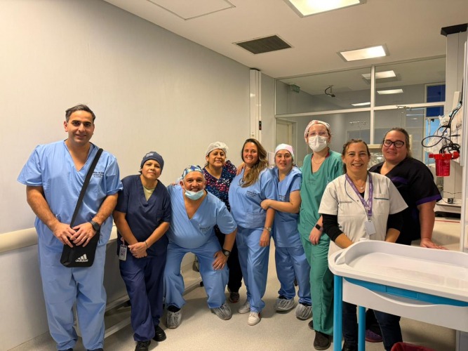 Equipo médico que participó en las cirugías exitosas de bebés prematuros en hospitales públicos bonaerenses.