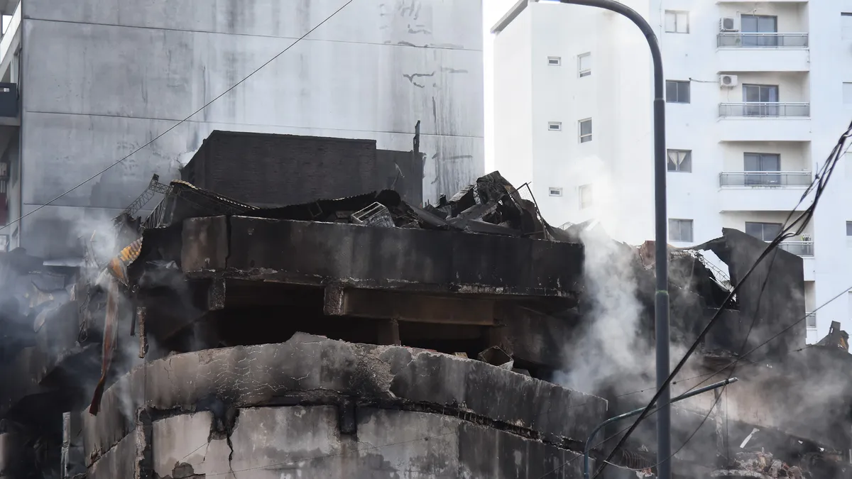 Riesgo de derrumbe: el edificio incendiado en La Plata será demolido ...