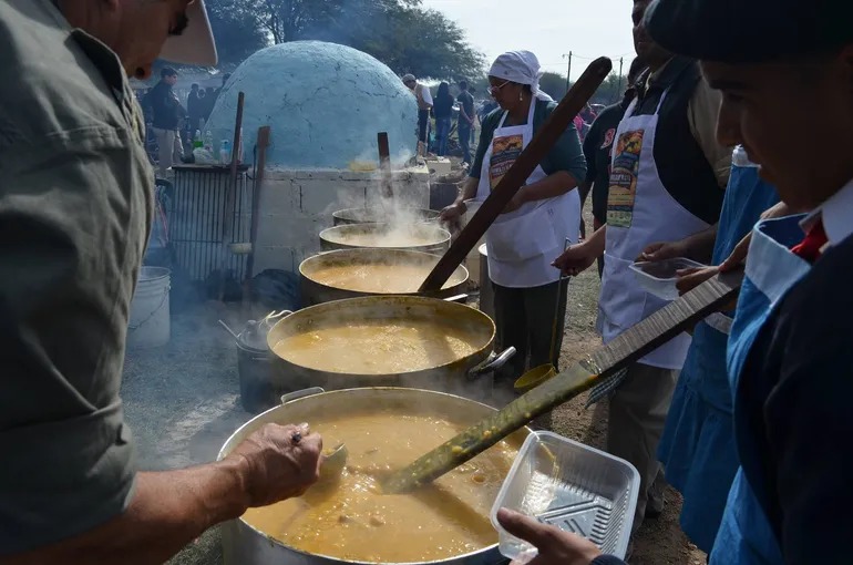 Ollas de locro humeante en una locreada popular por el 9 de julio en la Provincia de Buenos Aires.