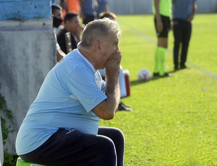 Luis Ventura como director técnico de Victoriano Arenas durante un partido de la Primera C 2025.