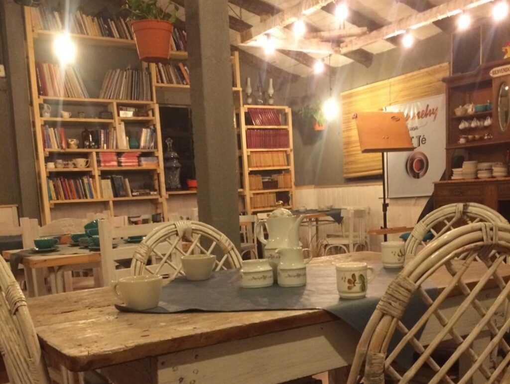 Mesa servida para el té en el rincón musical de Dennehy, con biblioteca y atril al fondo