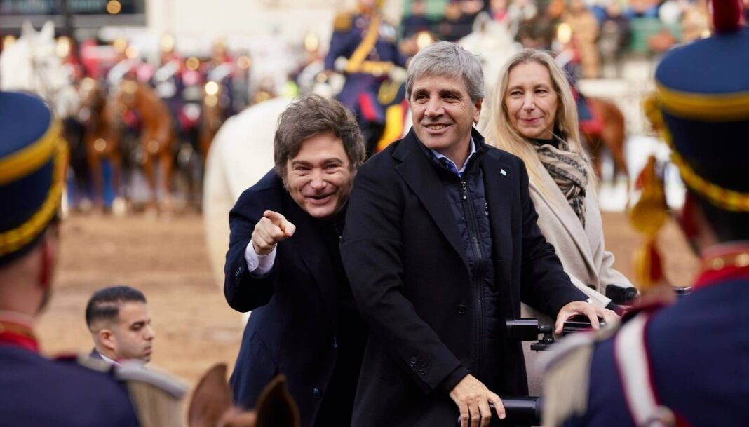 Javier Milei en La Rural, detrás de Luis Caputo y junto a Karina Milei, tras anunciar la baja de retenciones al campo.