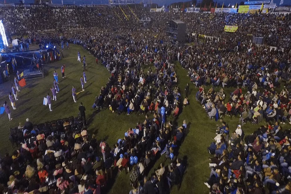 Multitud durante la inauguración del templo evangélico más grande de Argentina en Resistencia, Chaco