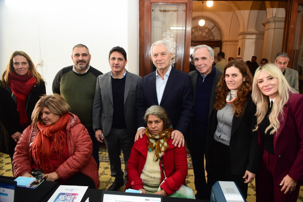 Autoridades municipales y provinciales en el lanzamiento del Pase Multimodal gratuito en La Plata.