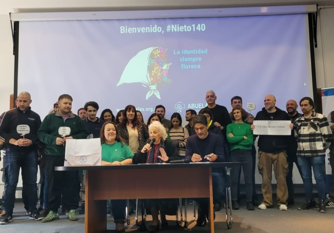 Adriana Metz junto a Abuelas de Plaza de Mayo anuncia la restitución del Nieto 140 en conferencia de prensa