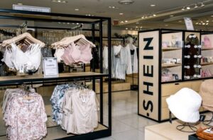 ¿Se viene una ley anti Shein en Argentina? La industria suma apoyos frente al ingreso masivo de ropa importada
