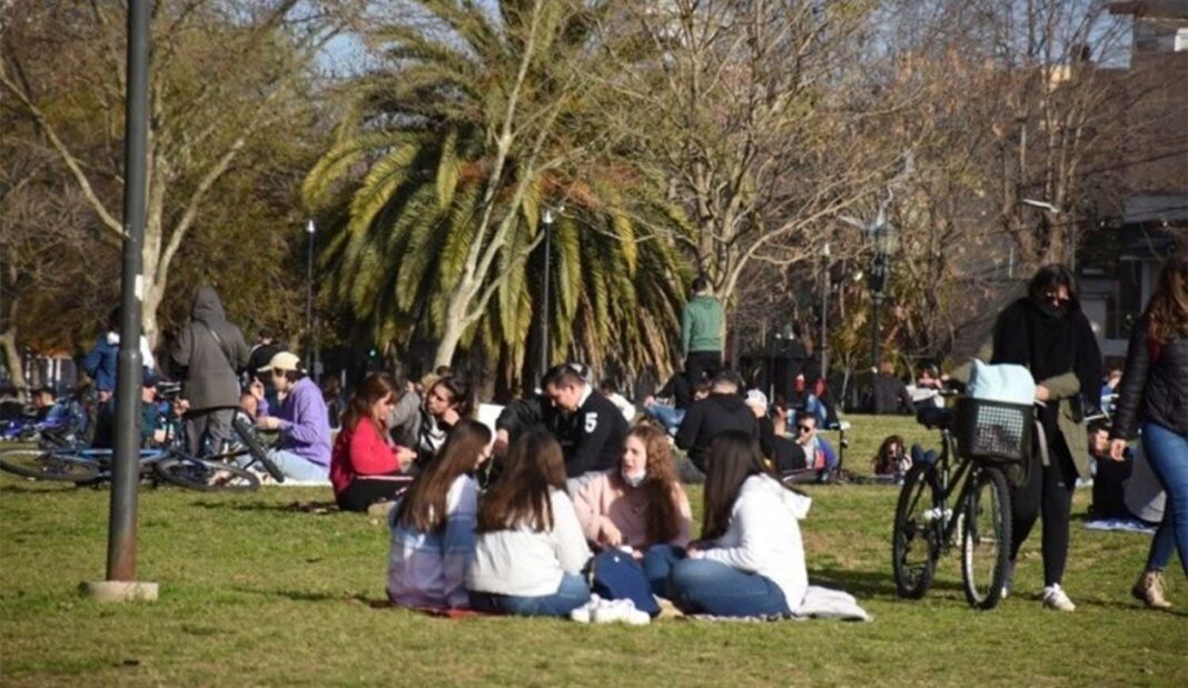 Personas caminando bajo el sol en Buenos Aires en pleno invierno, durante un inusual veranito de julio