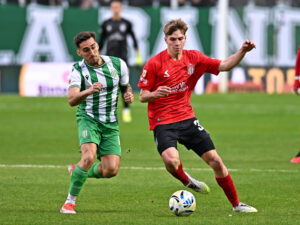 Paso atrás de Estudiantes: ganaba 2-0, Banfield se lo dio vuelta en 10 minutos y le dio un golpazo antes de la Copa