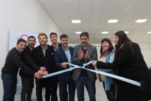 Entregan impresoras 3D y mejoran el Centro Universitario de Castelli para fortalecer la educación local