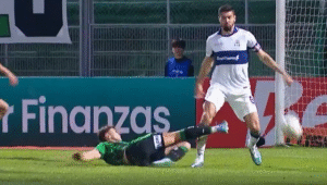 Suso marcó con los brazos muy abiertos y condenó al Lobo: otro penal del central que complica a Gimnasia