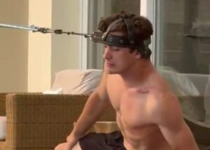 El video viral de Colapinto en sus vacaciones: la causa de un ejercicio con su cabeza que llamó la atención