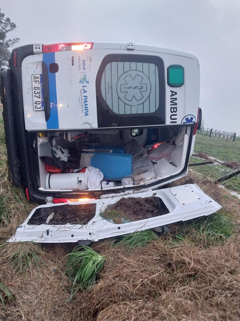 Una de las dos ambulancias que volcaron en Chivilcoy