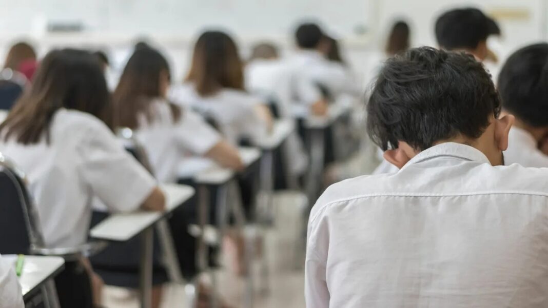 Alumnos en un aula de colegio privado durante una clase en la Provincia o CABA.