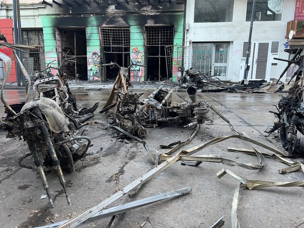 El voraz incendio se desató en 6 entre 44 y 45
