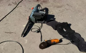 La Plata: encontró a su padre de 86 años muerto y con un profundo corte que se hizo con una motosierra