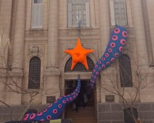 Una biblioteca bahiense sorprendió a sus lectores con un espectacular homenaje a las expediciones submarinas