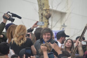 Javier Milei vuelve al conurbano e intenta sacar a flote una campaña empantanada por el escándalo de los audios