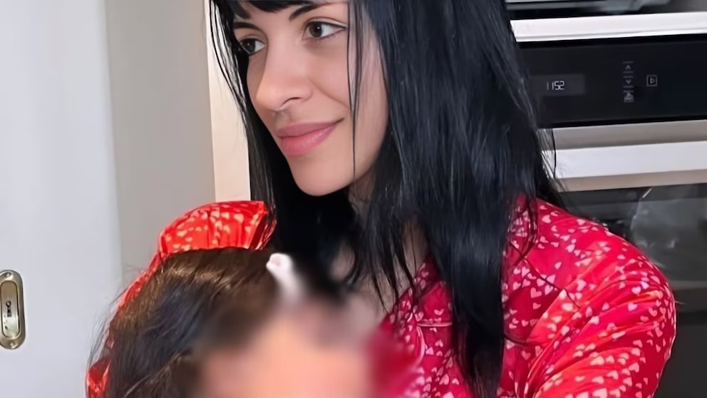 - Cazzu con su hija en brazos, en una imagen reciente relacionada con su conflicto con Christian Nodal. - Título (title): Cazzu habla sobre la crianza de su hija y la responsabilidad de Nodal.